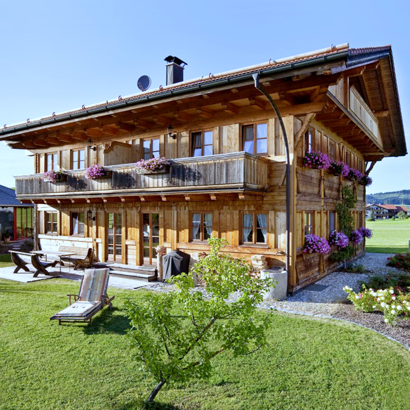Holzhaus in Hopferau - Bohlenbau • Hauser Häuser – Zimmerei Hauser ...