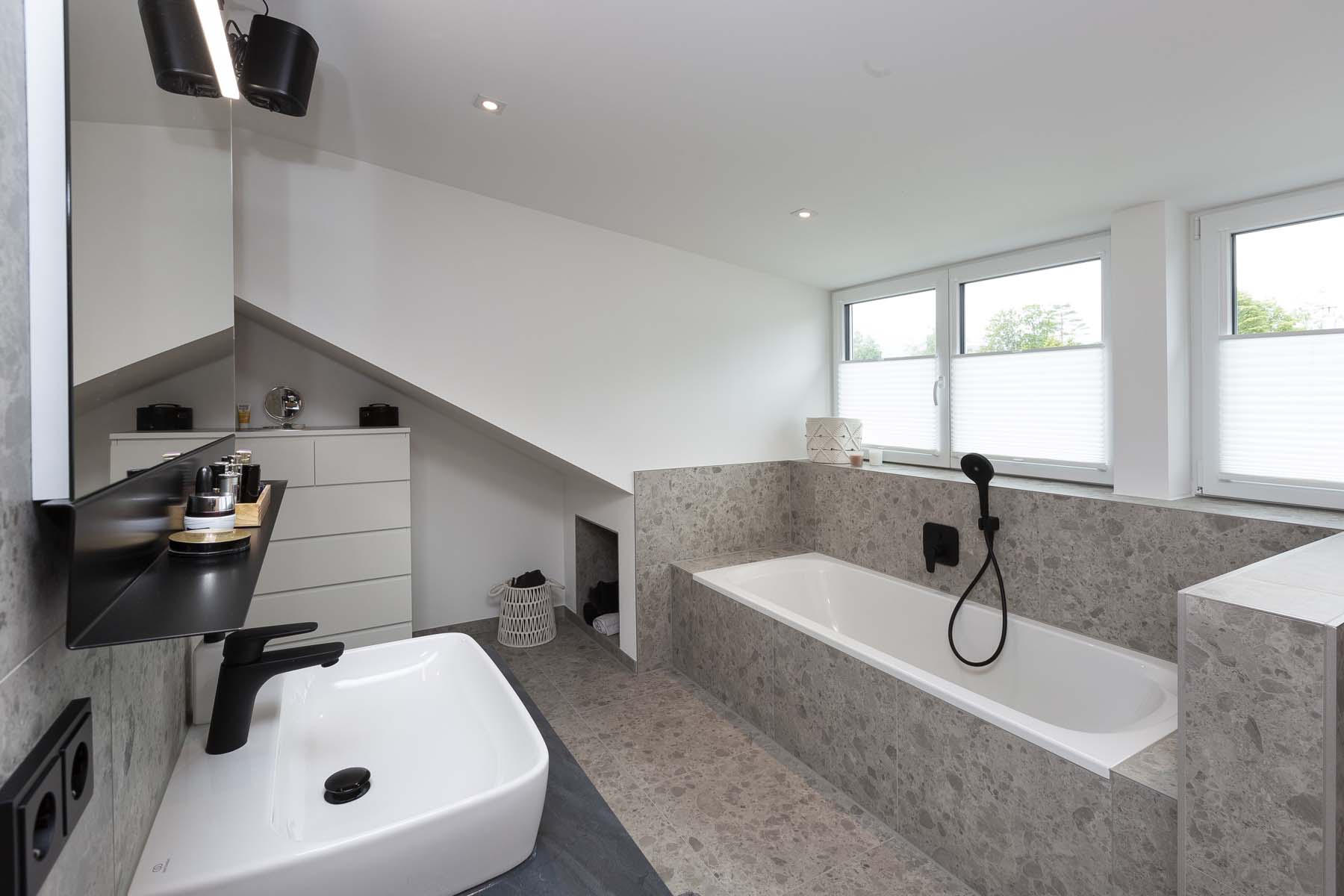 HAUSER-HÄUSER_Anbau und Dachgeschossausbau mit Gauben in Füssen (11) Bungalow nach der Aufstockung Seitenansicht aussen