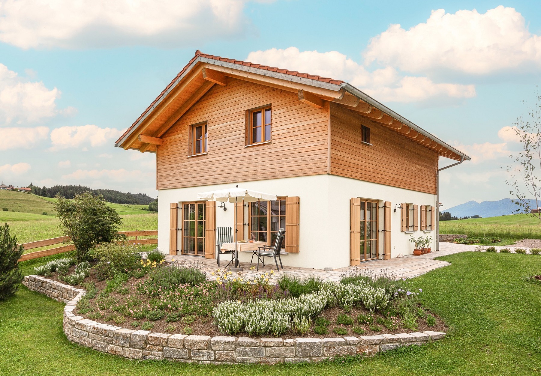 Aussenansicht Holzhaus mit Terrasse und Garten