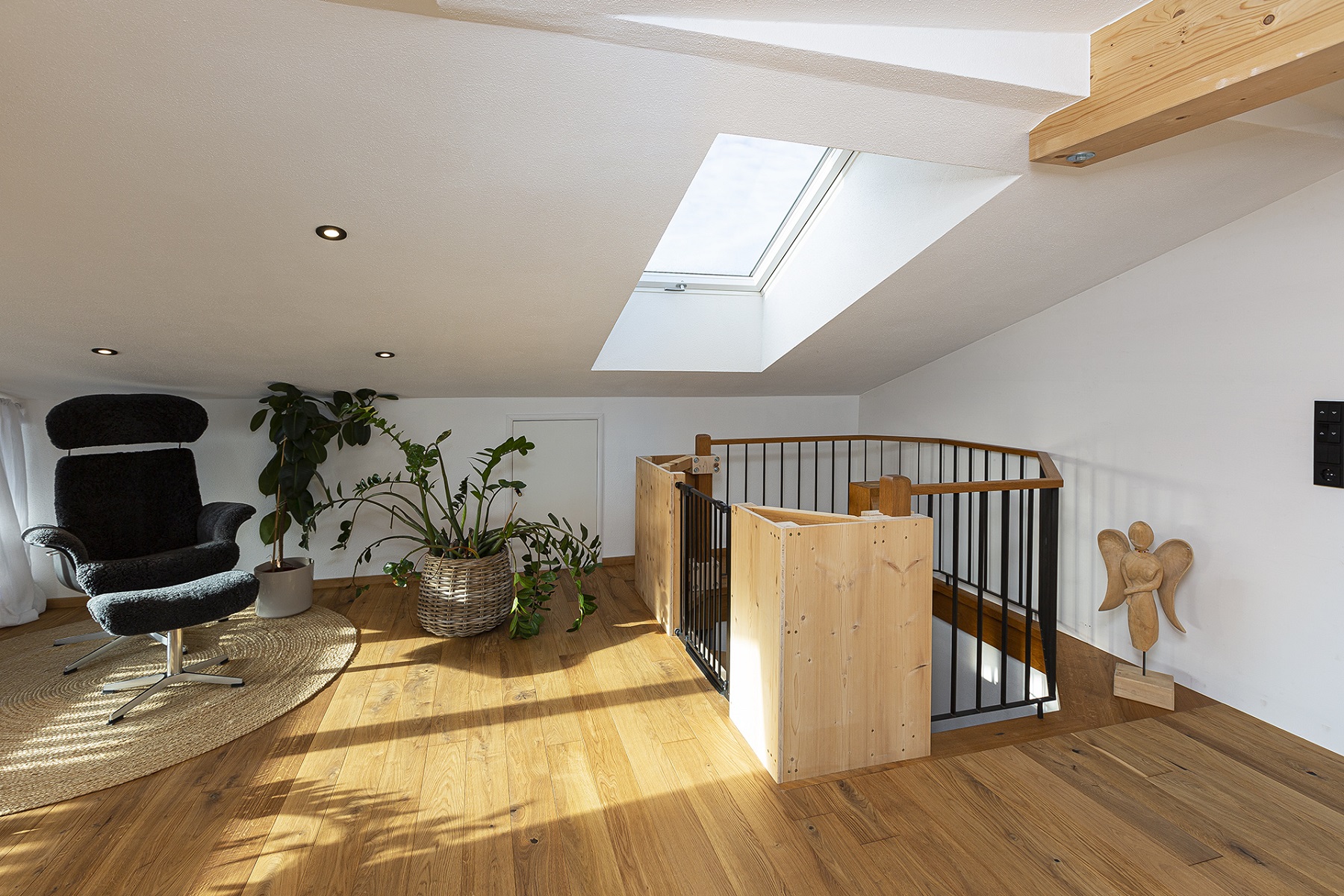 Aufgangsbereich zum Dachgeschoss mit Gitterschutz, Dachfenster in Schräge