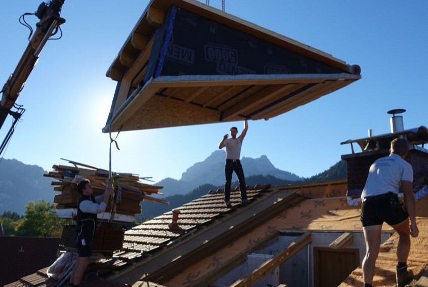 Einbau neue Gaupe auf Dach mit Kran und Zimmerer