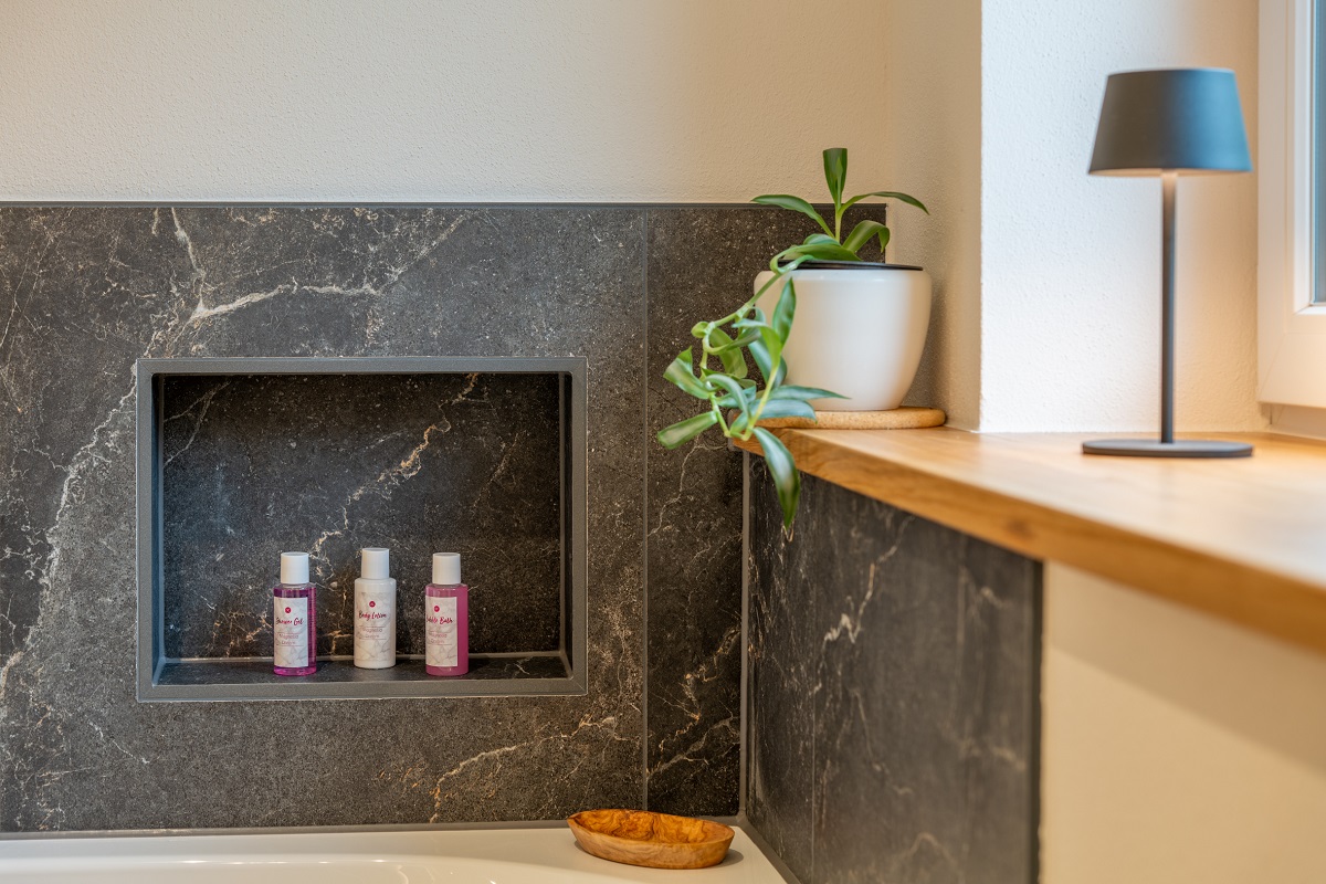 Offener Wohnbereich mit Dachschräge, Holzbalken und Holzfussboden