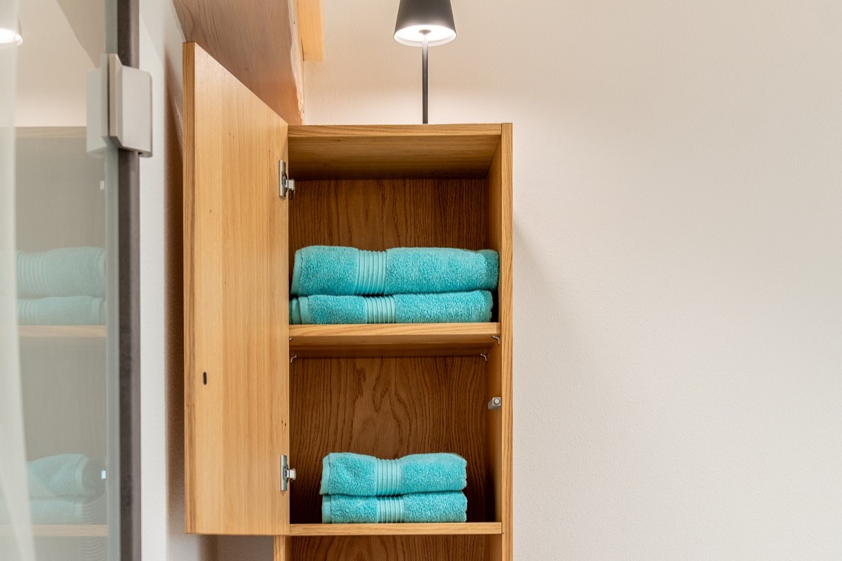 Aufgangsbereich zum Dachgeschoss mit Gitterschutz, Dachfenster in Schräge