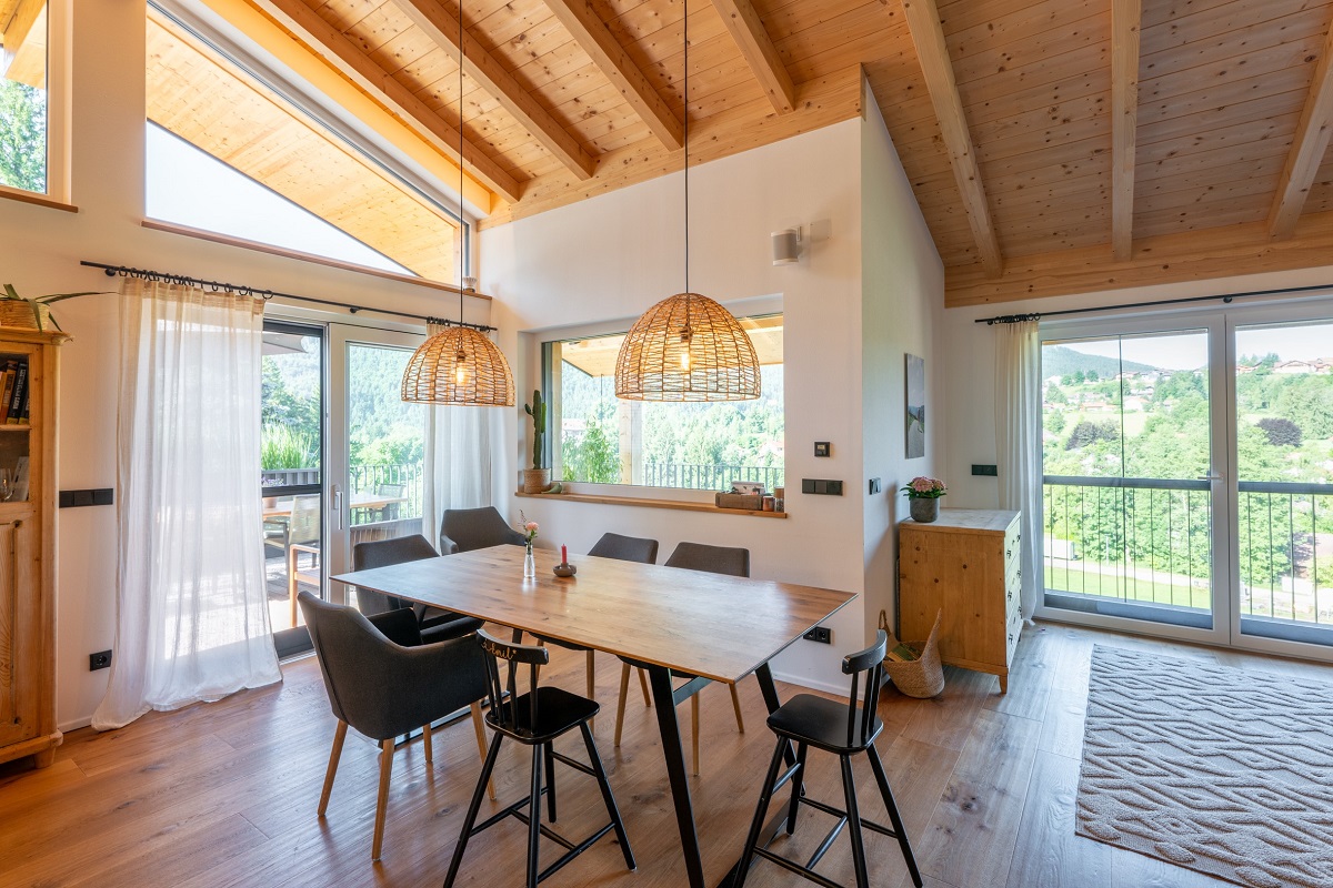 Küche mit Holzfronten und Fenstern