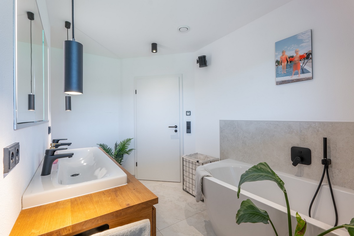 Hauser Haeuser_Holzhaus bei Fuessen (14) Hillside House_Holzhaus Füssen_Badezimmer