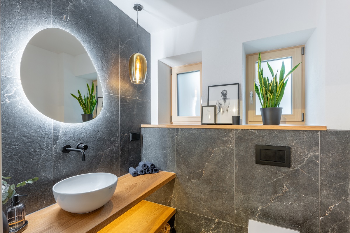 Aufgangsbereich zum Dachgeschoss mit Gitterschutz, Dachfenster in Schräge