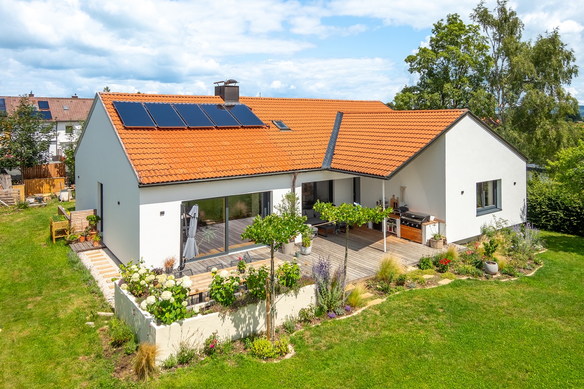 Aussenansicht Haus mit neuem Dachquergiebel