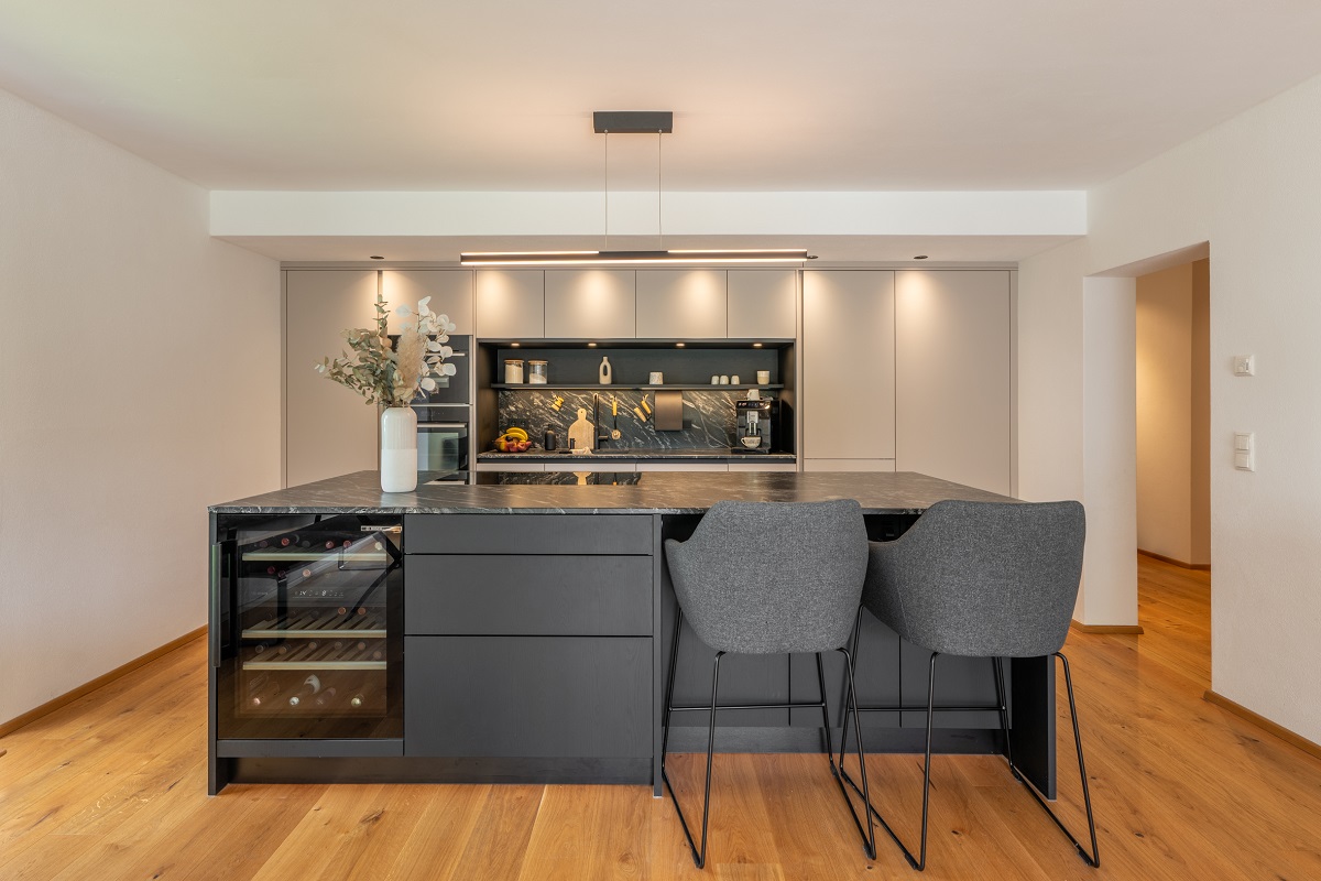 Aufgangsbereich zum Dachgeschoss mit Gitterschutz, Dachfenster in Schräge