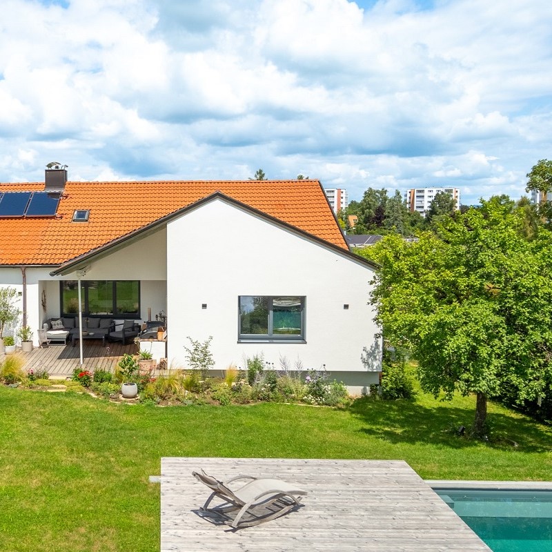 Aussenansicht modernisiertes Haus mit Pool