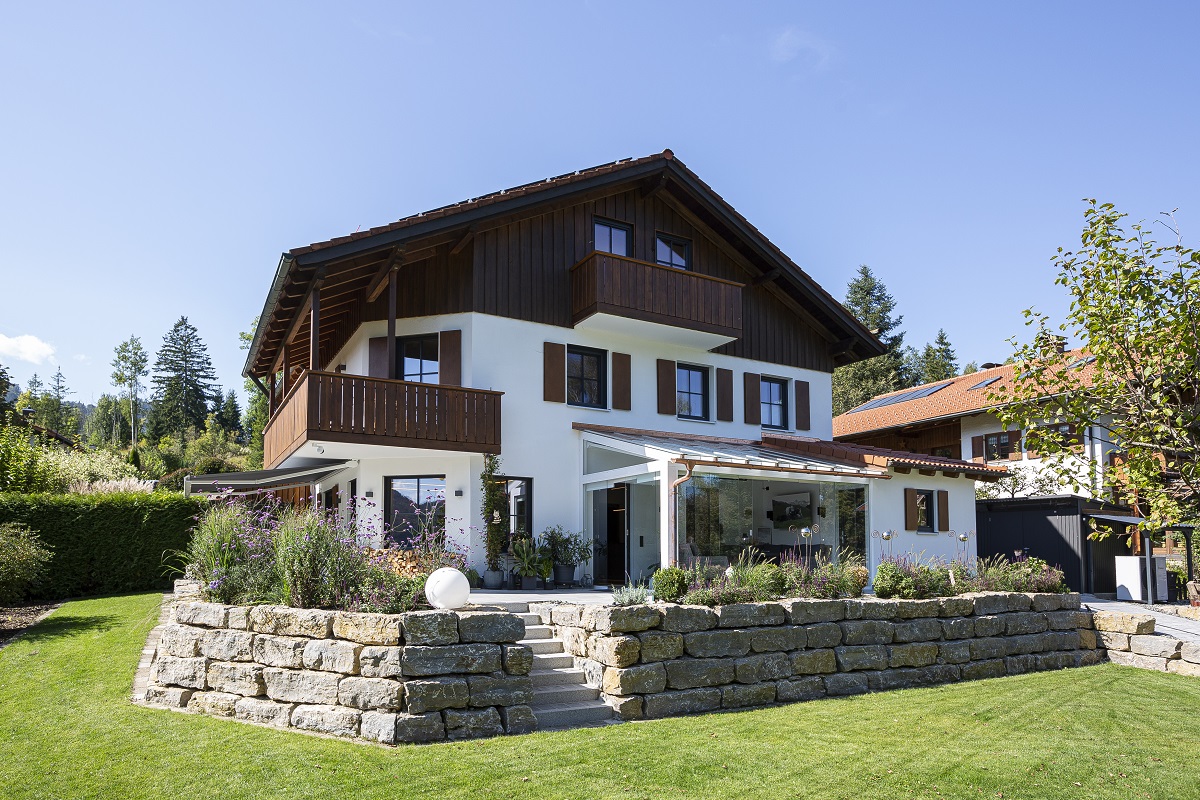Aussenansicht Haus mit neuem Dachquergiebel