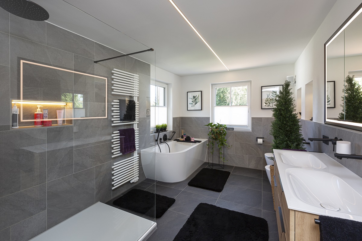 Aufgangsbereich zum Dachgeschoss mit Gitterschutz, Dachfenster in Schräge