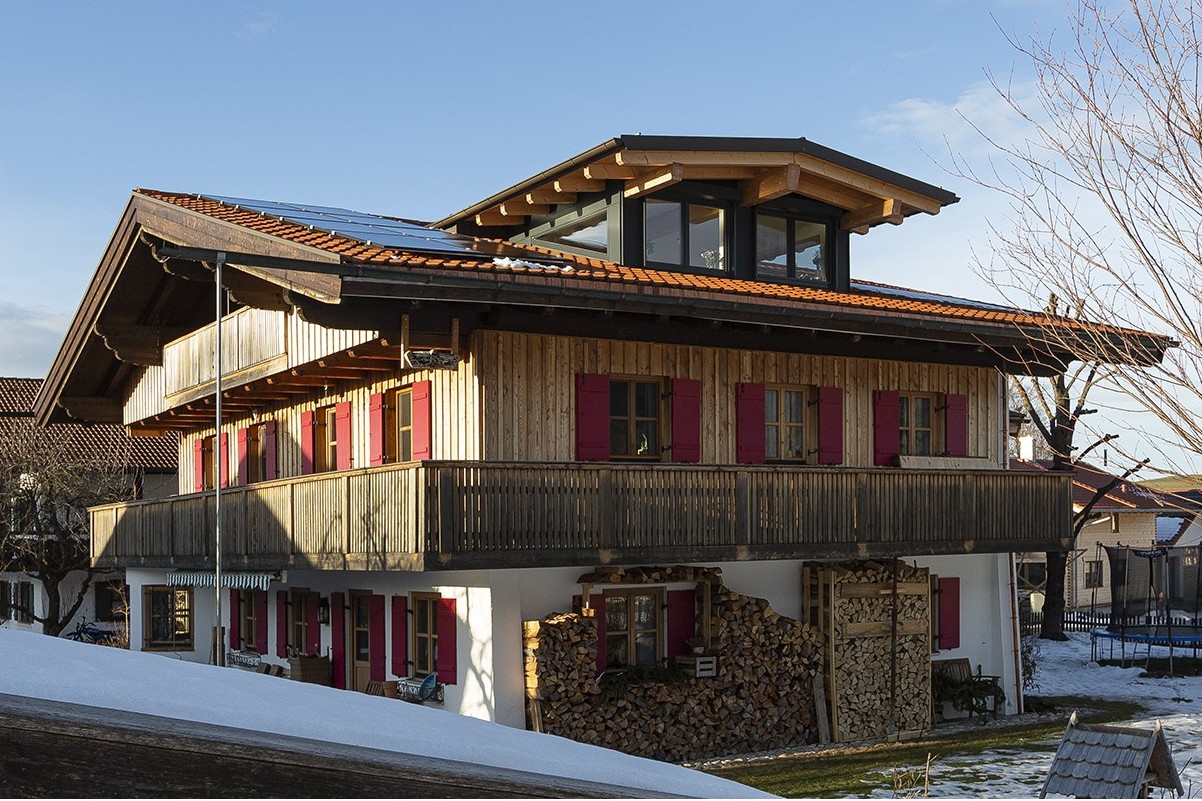 Haus Außenansicht mit ausgebautem Dach