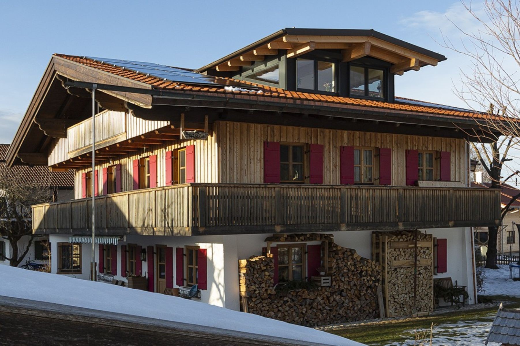Offener Dachstuhl, Dachschräge mit Spots, Holzfussboden